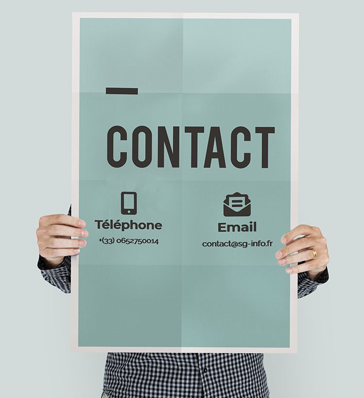 Une personne est caché derrière un poster sur laquelle est écrit Contact en grand ainsi que les coordonnées